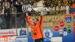 Korbinian Holzer stemmte mit den 99ers den Pokal – der Deutsche bleibt beim Klub.