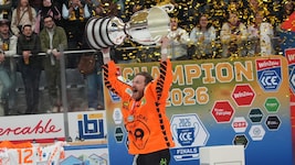 Korbinian Holzer stemmte mit den 99ers den Pokal – der Deutsche bleibt beim Klub.