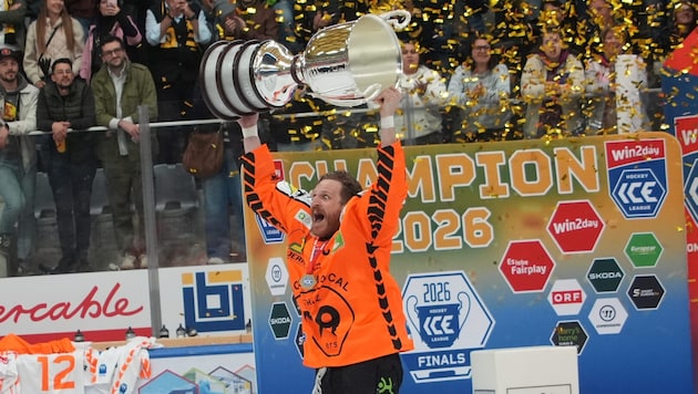 Korbinian Holzer stemmte mit den 99ers den Pokal – der Deutsche bleibt beim Klub.