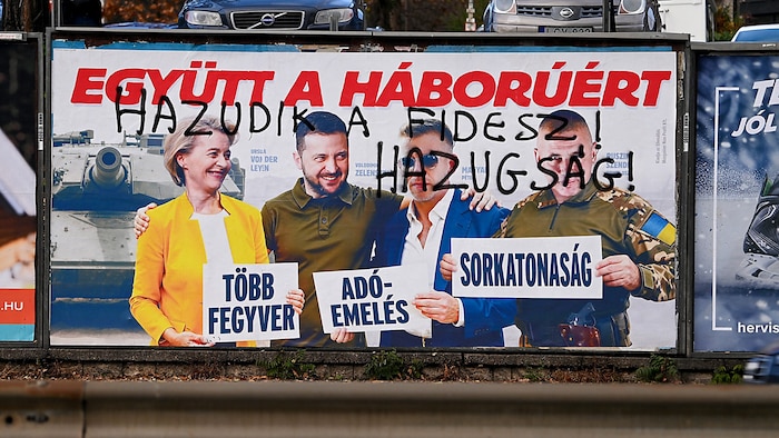 Der künftige Verteidigungsminister Romulusz Ruszin-Szendi (auf dem Plakat ganz rechts) wurde von ...