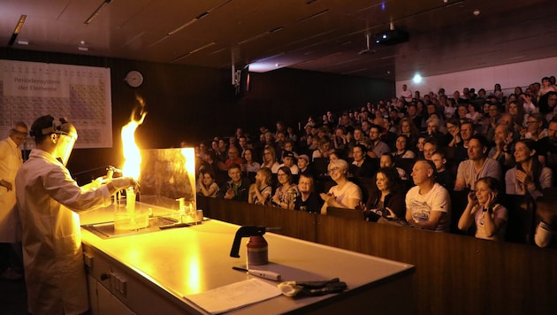 Jedes Jahr wieder ein wahrer Publikumsmagnet: Die spannende Chemie-Show an der Universität ...