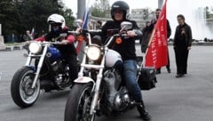 Mitglieder der umstrittenen russischen Motorradfahrer „Nachtwölfe“ vor dem Russendenkmal am ...