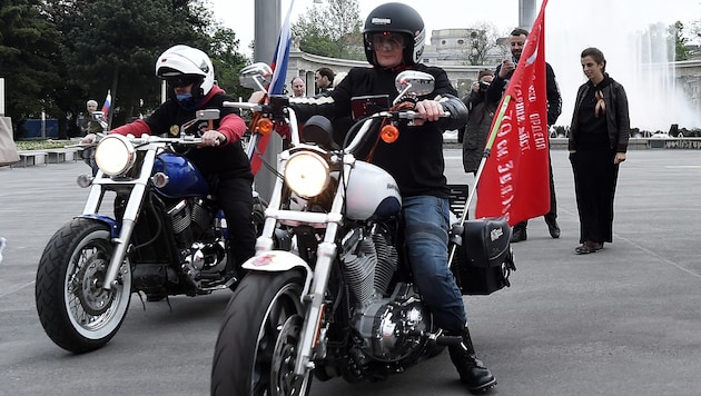 Mitglieder der umstrittenen russischen Motorradfahrer „Nachtwölfe“ vor dem Russendenkmal am ...