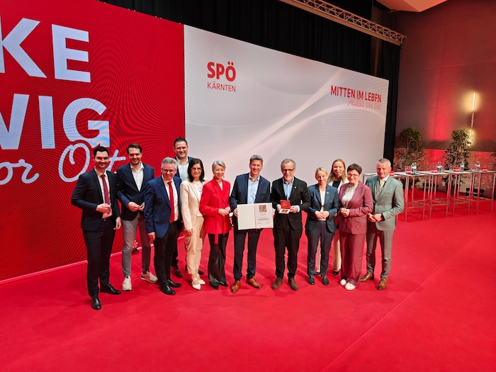 Herwig Seiser (5vr) mit den Gratulanten auf der Bühne.