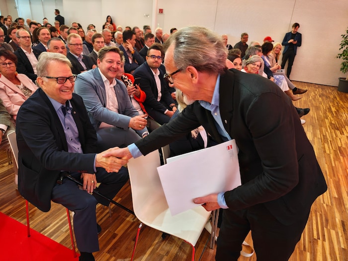 Gratulation für Herwig Seiser auch von Alt-LH Peter Ambrozy.