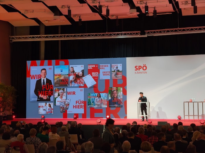 Werbeprofi Daniel Pipal stellt die neuen Werbesujets für die kommende Wahl vor.