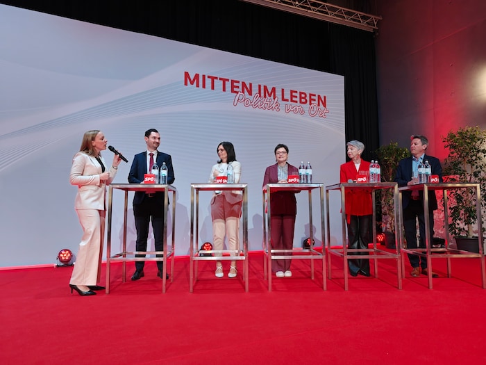 Moderatorin Magdalena Lobnik im Gespräch mit den SP-Regierungsmitgliedern Matthias Reichmann, ...