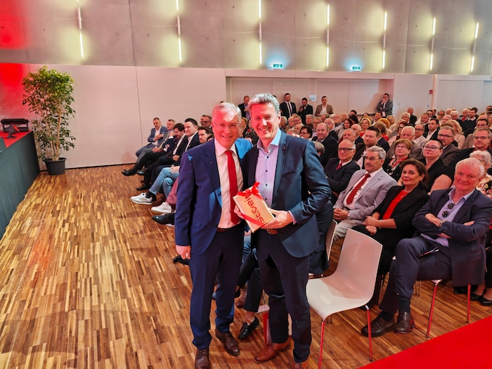 Von Gastgeber Martin Kulmer (l.) gab es ein besonderes Buch als Geschenk für LH Daniel Fellner ...