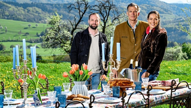 Es ist angerichtet – mitten in der Natur: Kenny Pajaziti (li.) und die Altenburgs – der ...