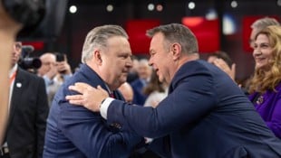 Ludwig und Babler bei ihrer Begrüßungszeremonie beim Landesparteitag. Der Vizekanzler wirkt sich ...