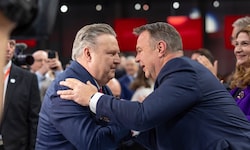 Ludwig und Babler bei ihrer Begrüßungszeremonie beim Landesparteitag. Der Vizekanzler wirkt sich ...