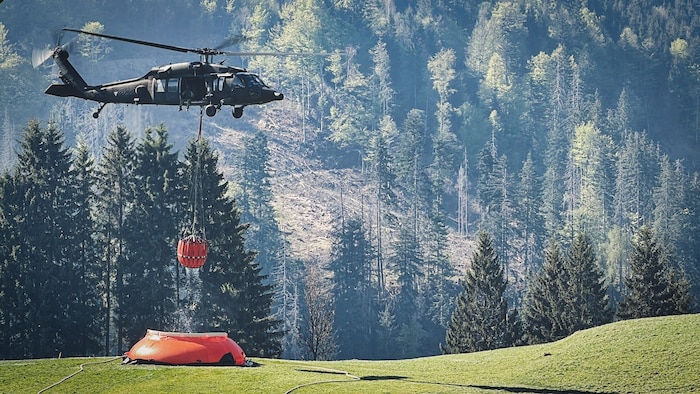 Aus der Gail wird Wasser ins große Löschbecken gepumpt, aus denen die Hubschrauber, hier ein ...