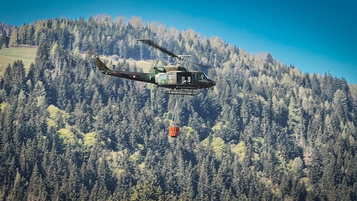 Eine „212er“ des Bundesheers mit Löschwasser am Weg