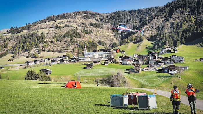 Gegenüber von Maria Luggau tanken die Libelle-Hubschrauber der Polizei Löschwasser auf.