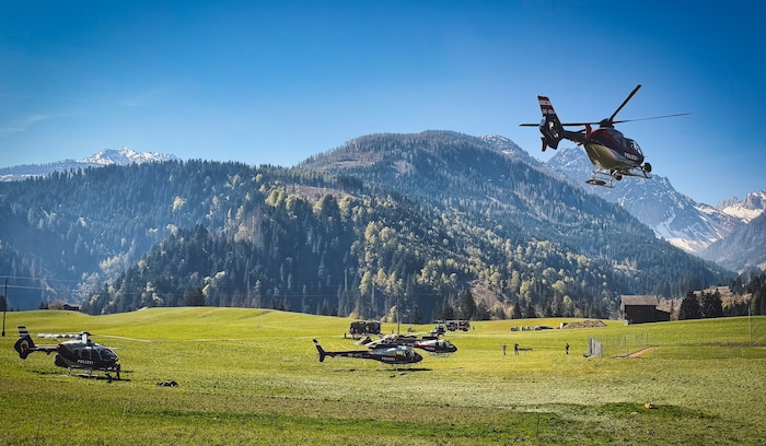 Neben St. Lorenzen parken die Hubschrauber. Alleine das Innenministerium hat vier Maschinen ins ...