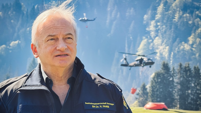 Seit Beginn vor Ort: Hermagors Bezirkshauptmann Heinz Pansi koordiniert den Einsatz mit den ...