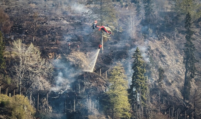 Die Einsatzhubschrauber werden von Feuerwehrmännern per Funk dirigiert.