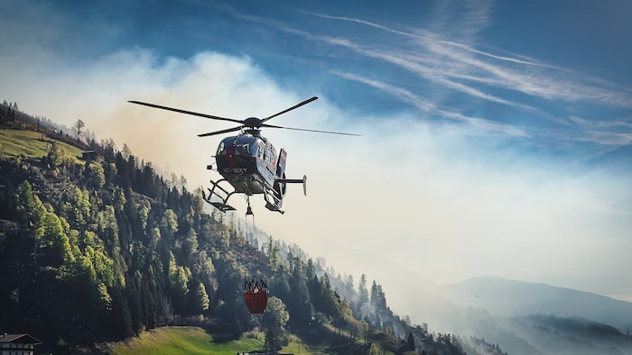 Im Hintergrund sieht man die Rauchschwaden.