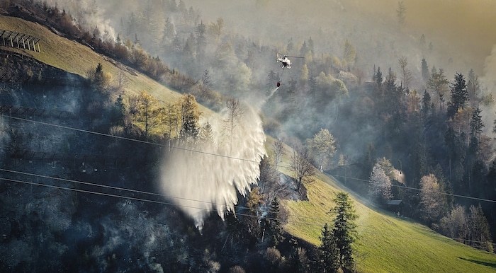 Löschwasser wird abgeworfen.