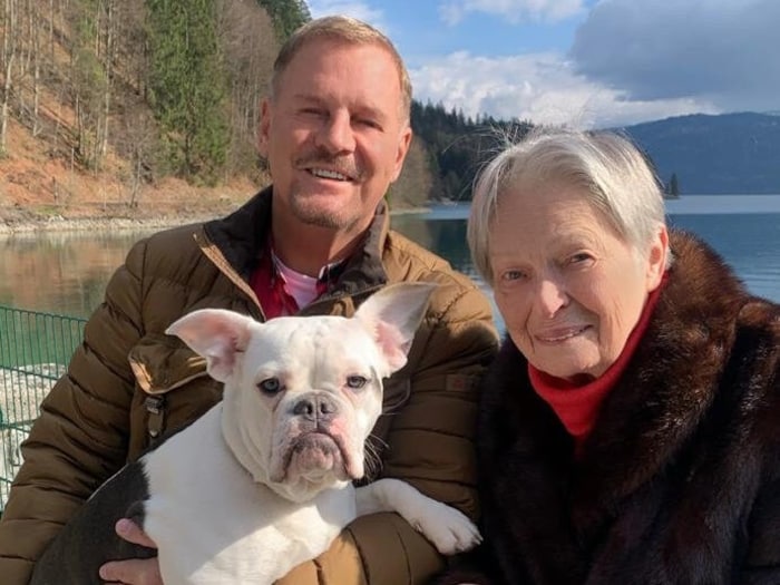 Mediziner Peter Hörtnagl mit Hündin Mädi und Alfons Haiders Löwen-Mama Anna.