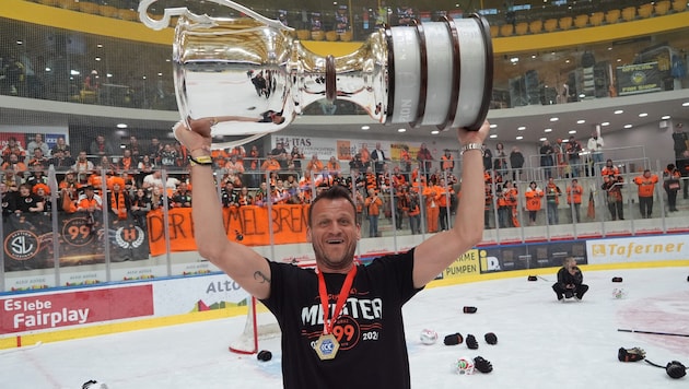 Herbert Jerich, am Ziel seiner sportlichen Träume. Unter seiner Präsidentschaft holten die 99ers ...