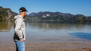 Pum blickt auf den Platz, an dem sein Boot im September 2025 geborgen wurde.