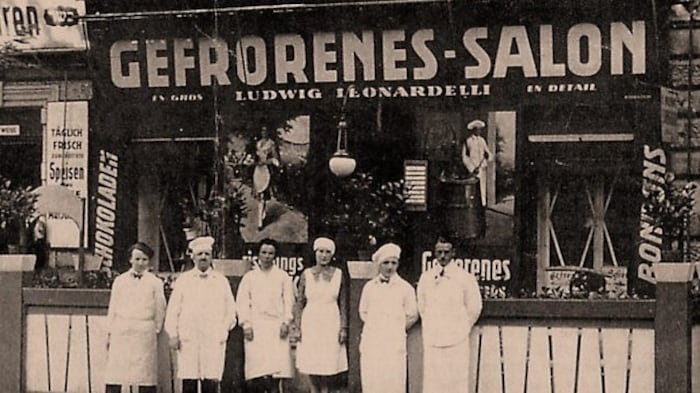Ein historisches Foto vom ersten Salon der Familie. Als 2. von links Gründer und Urgroßvater ...