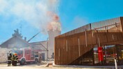 Der bisher letzte Brand der Serie – in einer Tischlerei schlagen Flammen aus dem Dach.
