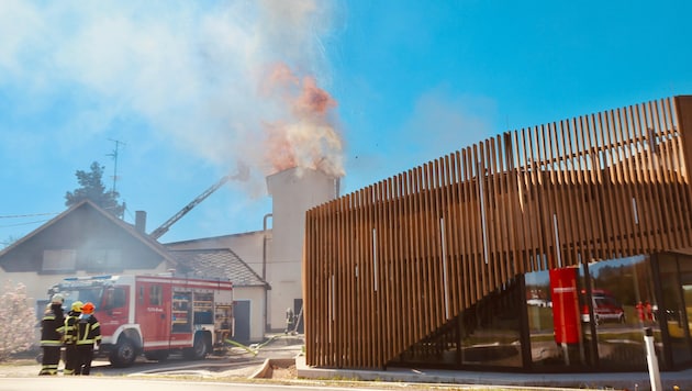 Der bisher letzte Brand der Serie – in einer Tischlerei schlagen Flammen aus dem Dach.