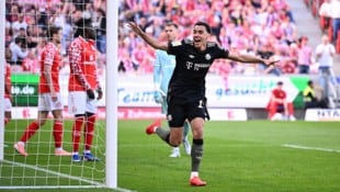 Jamal Musiala jubelt über den Bayern-Sieg gegen Mainz 05.