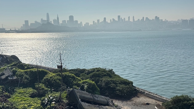 Das Festland scheint greifbar nah und muss für die Häftlinge doch unerreichbar gewesen sein.