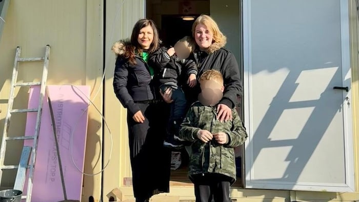 Der Verein „Alleinerziehend“ von Anika Karall (li.) unterstützt die kleine Familie.