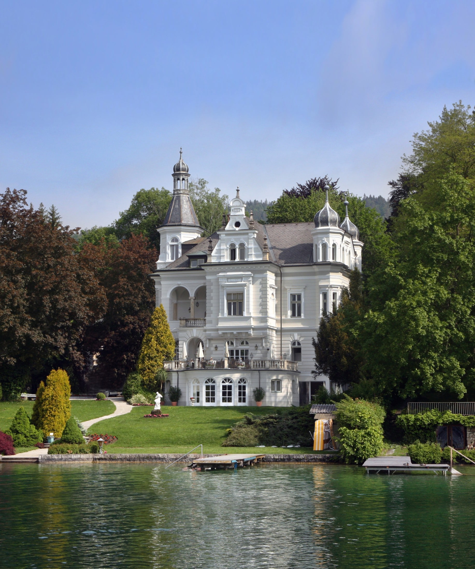 Loggien, Terrassen, Giebel, Ecktürme: Villa Wörth, 1891, Pörtschach, Josef Victor Fuchs.