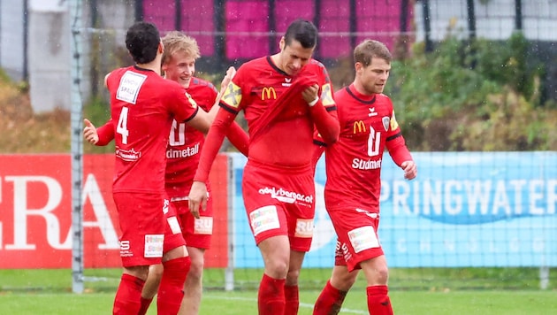 St. Johann (vorne Goldtorschütze Ojdanic) gewann in Altach.