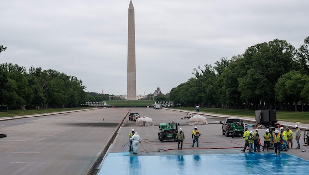 Arbeiter waren am Samstag dabei, den Boden des Reflecting Pools mit blauem Material ...