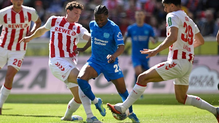 Eric Martel (l.) im Zweikampf mit Leverkusens Nathan Tella