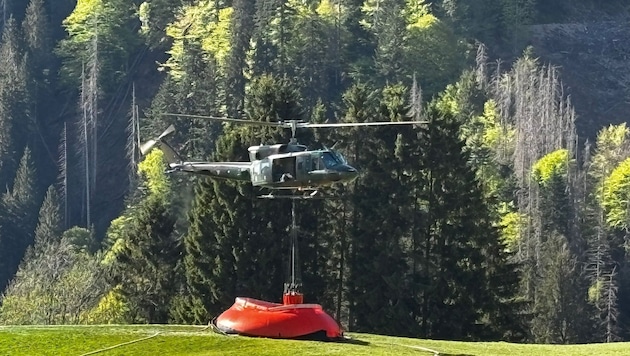 Ein Bundesheer-Hubschrauber holt sich Löschwasser.