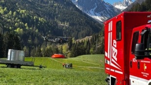Ein Bundesheer-Hubschrauber hebt im Hintergrund ab.