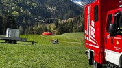 Ein Bundesheer-Hubschrauber hebt im Hintergrund ab.