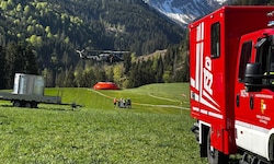Ein Bundesheer-Hubschrauber hebt im Hintergrund ab.