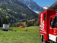 Ein Bundesheer-Hubschrauber hebt im Hintergrund ab.