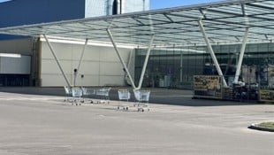 Gut 30 Einkaufswägen dürften wohl gelangweilte Partytiger in der Nacht auf Sonntag auf einem ...