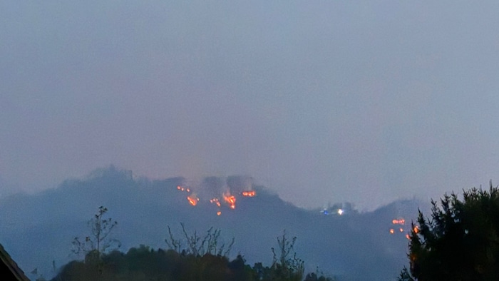 An eerie sight from a distance at six in the morning: The forest fire has spread significantly ...