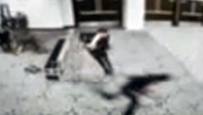 Auf dieser Aufnahme aus einer Sicherheitskamera sieht man, wie der spätere Schütze eine ...