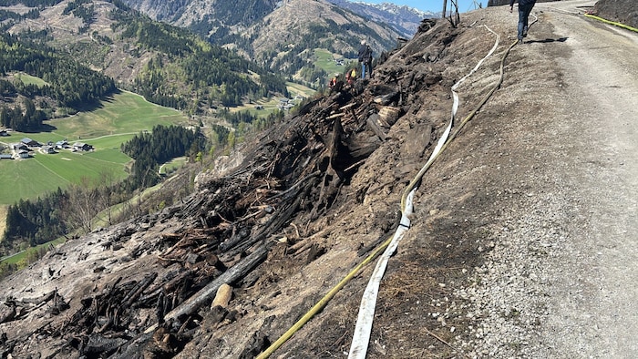 Den Einsatzkräften zeigt sich ein Bild der Verwüstung.