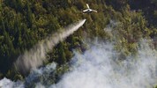 Mehrere Hubschrauber sind im Bereich Mühlbachkogel im Löscheinsatz. 