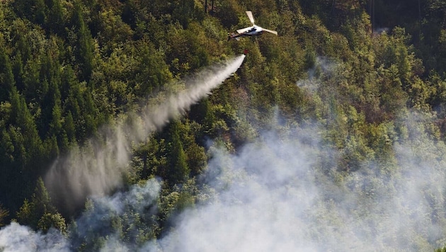 Several helicopters are currently on firefighting duty in the Mühlbachkogel area.