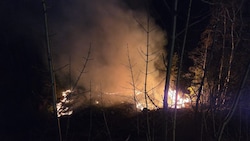 Neben der Seefelder Bundesstraße brach ein Böschungsbrand aus.