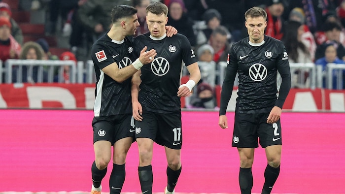 Seit 2022 steht Dzenan Pejcinovic (m.) beim VfL Wolfsburg unter Vertrag.