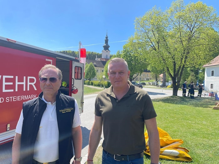 Disaster Management Officer Harald Eitner and Governor Kunasek (from left) on site.
